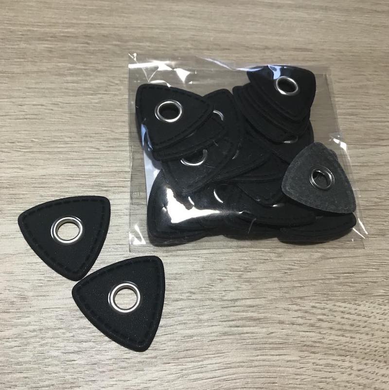 Koženková průchodka černá - balení 20 ks